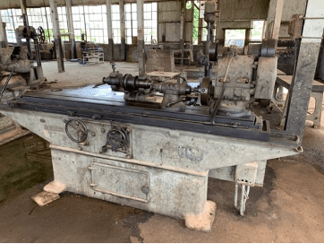 Torno mecânico antigo abandonado dentro do galpão industrial de Fordlândia