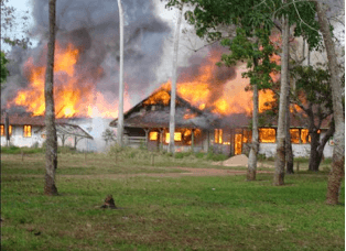 Incêndio do Hospital Henry Ford em Belterra, com chamas e fumaça saindo do prédio de madeira