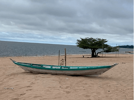 Canoa de madeira na areia de uma praia do rio Tapajós, em Belterra, sob céu nublado